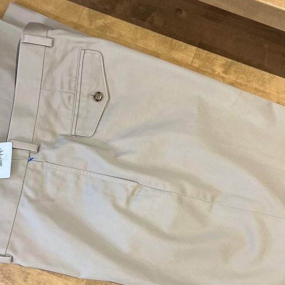 Men’s L.L.Bean WF Dress Chino Plain Front Classic Fit Khaki Pants Sz W36 L33 - Picture 2 of 4